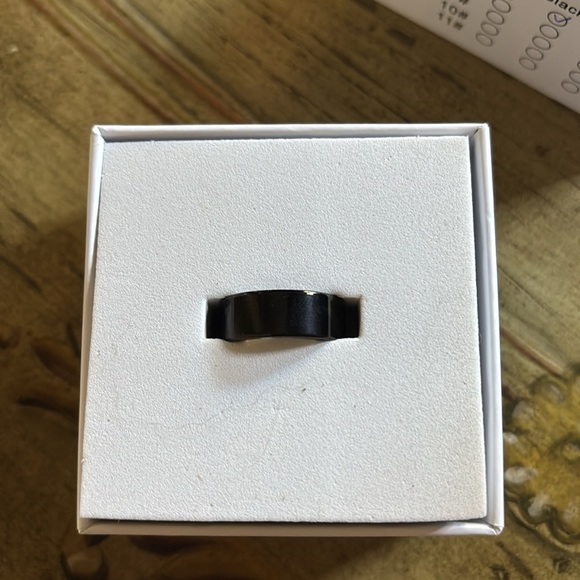 Smart ring that has an app with attachment to charge. Brand new - Picture 4 of 5